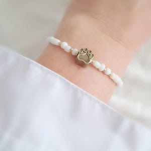 Bransoletka dla psa w kolorze białego złota, beżowa, psia łapa, personalizowany prezent dla miłośnika psów, upamiętniająca żałobę, opiekunka do psów, urodziny