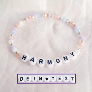 Armband Text rosa weiß lila apricot Perlen Schmuck personalisierbar Buchstaben Initialen Namen Geschenk Frau Freundin Mutter Oma Kommunion