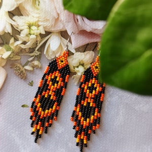 Pendientes de color naranja negro, pendientes geométricos, pendientes largos con flecos y cuentas de semillas, pendientes con abalorios, pendientes colgantes bohemios.