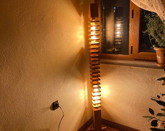 Lampadaire long en bois rustique, éclairage en bois design, abat-jour en bois minimaliste, plancher en bois d'éclairage, pour pendaison de crémaillère, un lampadaire en bois