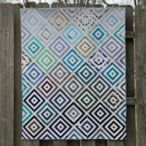 Handmade Ombre Courthouse Steps Throw Quilt, Patchwork Quilt, Quilt Wall Art
