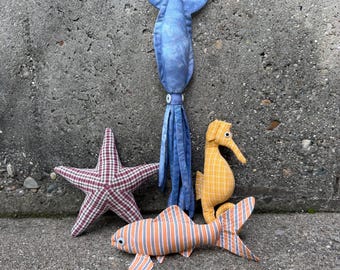 Paquete de peluches oceánicos hechos a mano: calamar, estrella de mar, caballito de mar y pez