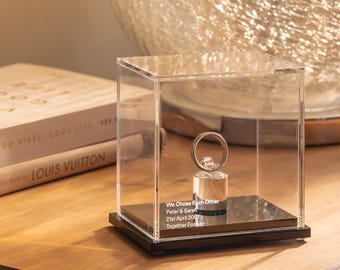 Gepersonaliseerde ringvitrine: acryl sieradenaandenken met gravure