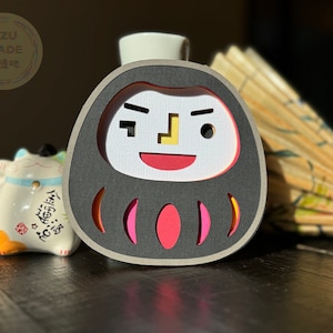 Zwarte Japanse Daruma-pop Maak een wens voor veel geluk 3D SVG, 2 ontwerpen in 1 aankoop, Shadow Box, Snijbestanden voor Cricut en silhouet