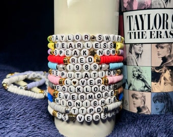 12 photos de bracelets d'amitié ultimes faits main de Taylor Swift The Eras Tour