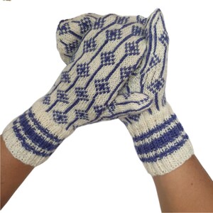 Mittens with striped pattern and ornaments in white and blue. Women&#39;s size M. Handmade from virgin wool.
