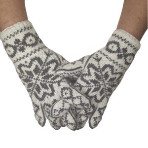 Gloves in Selbu pattern. In two colour combinations. Women&#39;s size S Handmade from virgin wool.