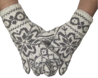 Gloves in Selbu pattern. In two colour combinations. Women's size S Handmade from virgin wool.