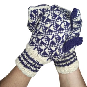 Mittens with geometric pattern in white and navy blue. Women&#39;s size S. Handmade from virgin wool.