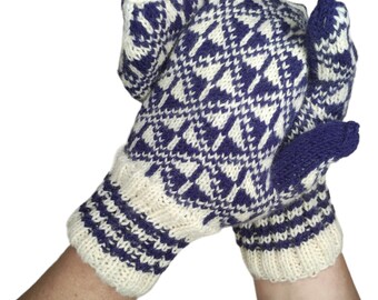 Mittens with geometric pattern in white and navy blue. Women's size S. Handmade from virgin wool.