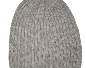 Vintermössa med lackmönster i grått. Storlek XL (huvudomfång 60-61 cm). Handstickad av nyull.