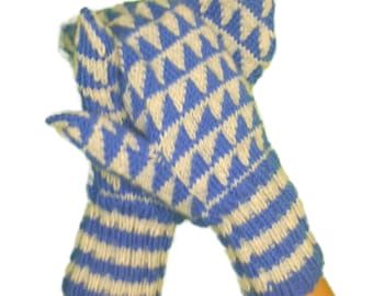 Mittens with triangular pattern in grey-blue. Various sizes. Handmade from virgin wool.