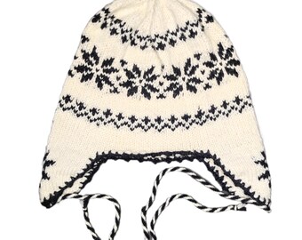 Vintermössa med vitt och svart Selbu-mönster. Storlek L (huvudomfång 57-58 cm). Handstickad av nyull.