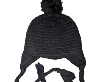 Coarse knit winter hat with cords. In various colours. Size: S (head circumference 54-55 cm/21.3-21.7"). Hand-knitted from virgin wool.