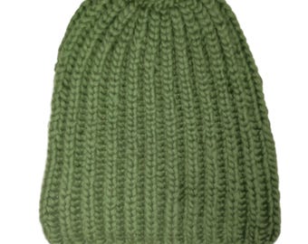 Vintermössa med patentmönster i olika färger. Storlek S (huvudomfång 54-55 cm). Handstickad av nyull.