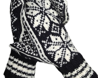 Mittens with an elaborate motif of Selbu stars in various colours. Women's size M. Handmade from virgin wool.