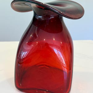 以下が含まれることがあります： クリーム、ライトグレー、ダークグレーの、まだら模様のマット仕上げのセラミックマグ3個セット。 各マグはシンプルでミニマリストなデザインで、コーヒーや紅茶に最適です。