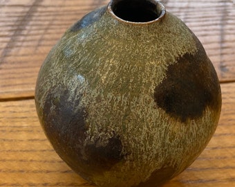 petit vase en poterie marron et vert fabriqué à la main, signé SS