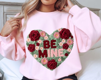 Diseño de sudadera con corazón de crochet PNG, camiseta "Be Mine Valentine", estilo bordado 3D, descarga digital