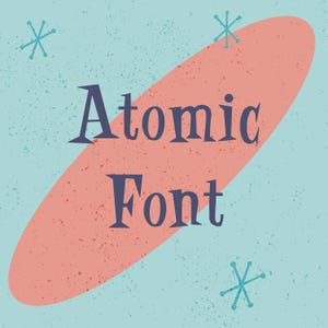 Peut inclure: Graphique de style rétro avec les mots "Atomic Font" en bleu foncé, sur un fond bleu clair texturé. Une forme ovale corail est derrière le texte, avec des accents d'éclats d'étoiles.