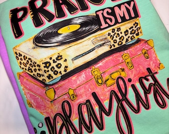 Camiseta cristiana Comfort colors worship praise is my playlist