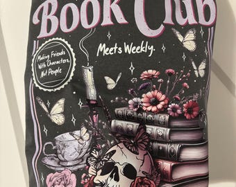 Camiseta con estampado floral y calavera del club de lectura antisocial Comfort Colors