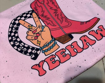 Camiseta Yeehaw Western para mujer con estampado de cuadros y símbolo de la paz.