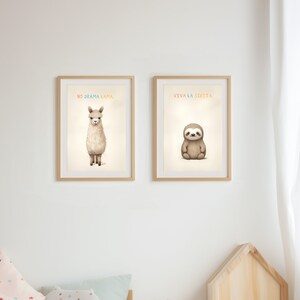 Llama y Perezoso | Póster escandinavo para habitación infantil listo para imprimir | Impresiones A3 y A4 | Fotomural bohemio beige | Descarga digital