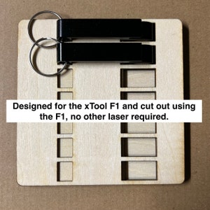 Puede incluir: Una plantilla de madera diseñada para la cortadora láser xTool F1. La plantilla tiene múltiples recortes para crear llaveros. La plantilla está diseñada para ser cortada con la cortadora láser xTool F1, no se necesita ningún otro láser.