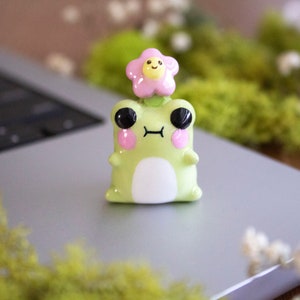 Cute Frog Daisy Pet Desk Buddy | Clay Frog figurine | Frog Desktop Ornament | Kawaii Sculpture friends | Handmade Clay Decor |