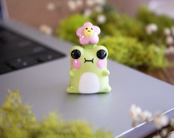 Handmade Clay Frog Figurine: Kawaii Desk Ornament with Daisy