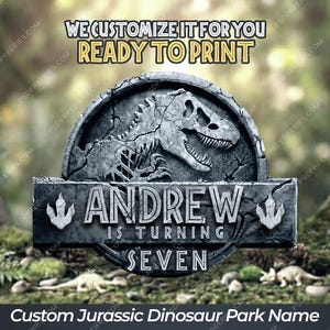 Puede incluir: Letrero personalizado del Parque Jurásico de los Dinosaurios con el nombre "Andrew" y el texto "is turning seven". El letrero presenta un esqueleto de dinosaurio y huellas de dinosaurio. También se incluye el texto "We customize it for you, ready to print".