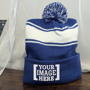 プレミアムポンポンビーニー、刺繍入り帽子、パーソナライズされた刺繍、カスタムロゴ、ストライプニット帽、会社イメージのビーニー、大量購入、ユニセックスギフト