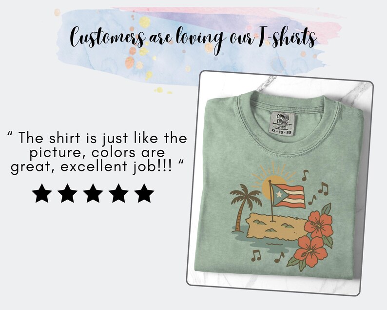 Op de afbeelding: Saliegroen t-shirt met een afbeelding van een Puerto Ricaanse vlag, palmbomen en bloemen. De tekst "Customers are loving our T-shirts" staat erboven. Een klantbeoordeling is ook opgenomen.