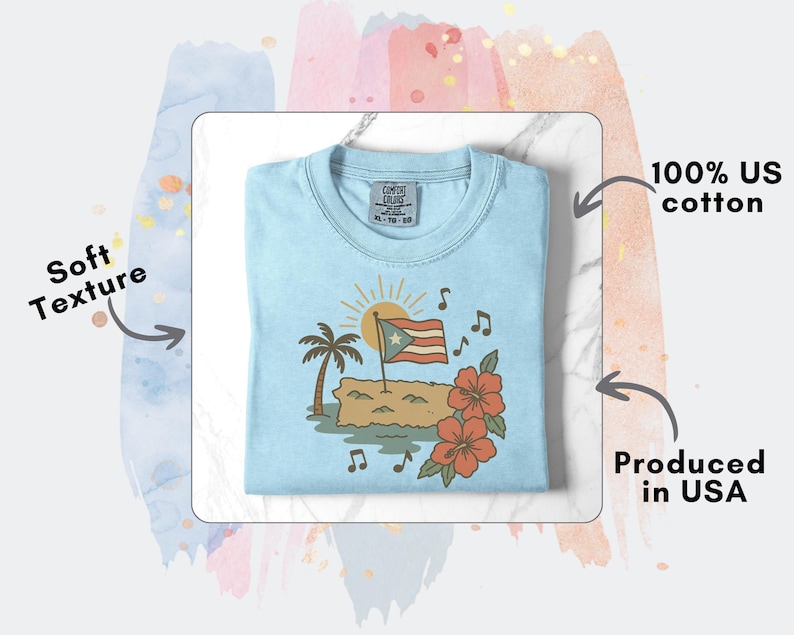 Op de afbeelding: Lichtblauw T-shirt met een afbeelding van de Puerto Ricaanse vlag, een palmboom, bloemen en muzieknoten. Het shirt is gemaakt van 100% US katoen en heeft een zachte textuur. Geproduceerd in de VS.