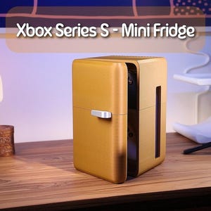 Puede incluir: Un mini refrigerador dorado con una manija negra y un interior negro. El refrigerador está abierto y la puerta está parcialmente cerrada. El texto "Xbox Series S - Mini Fridge" se muestra encima del refrigerador.
