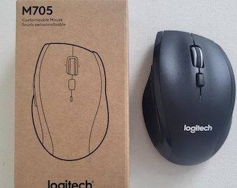 Peut inclure: Une souris personnalisable Logitech M705 noire, à côté de sa boîte en carton. La boîte affiche le numéro de modèle et le logo Logitech. La souris possède une molette de défilement et deux boutons. La boîte indique "Customizable Mouse" et "Souris personnalisable".