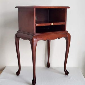 Table d'appoint vintage Bombay Company 26" - Table de chevet de style Queen Anne avec tiroir et trou pour média
