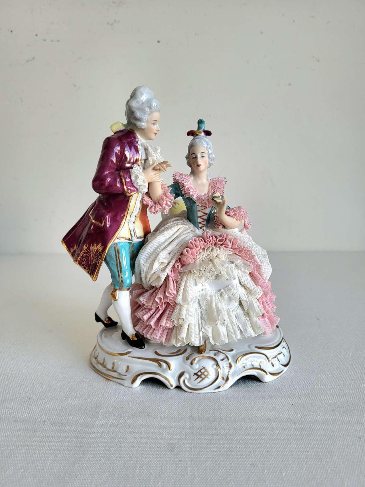 Trois personnages de style Rococo en porcelaine