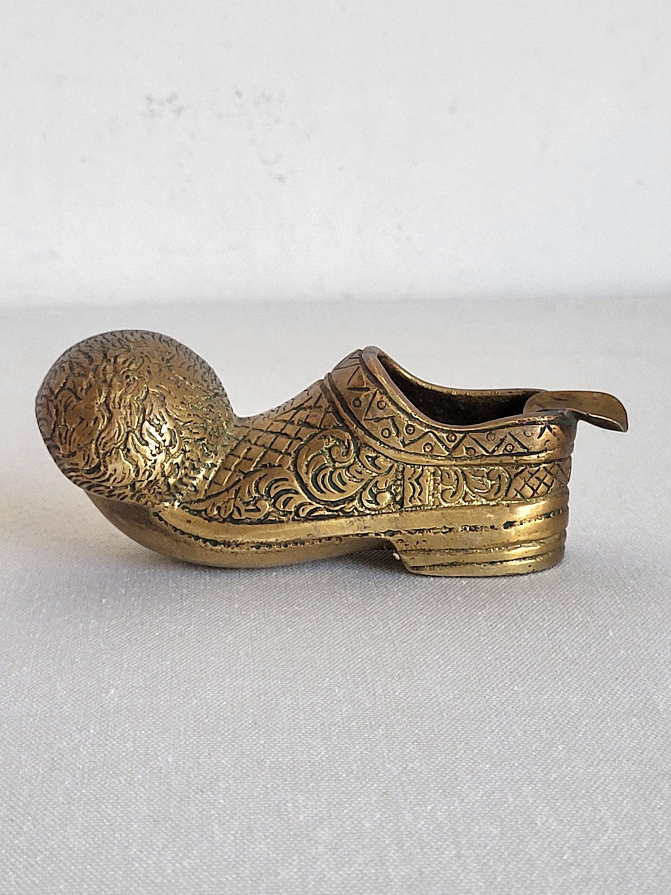 Cendrier Ancien En Laiton Sculpté Main - Inde 1900-1940 - Forme Chaussure Fleur