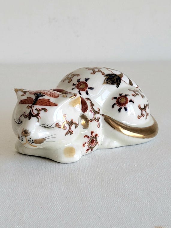 Vintage Imari Porcelain Sleeping Cat Figurine: Hand-painted Japan