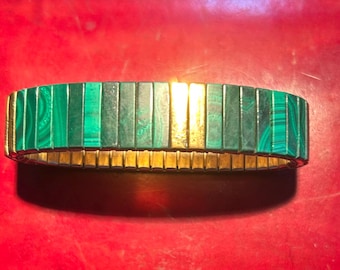 1970s Vintage Speidel Expandable Bracelet – Gold Tone and Malachite in very good condition no cracks, chips or missing stones.