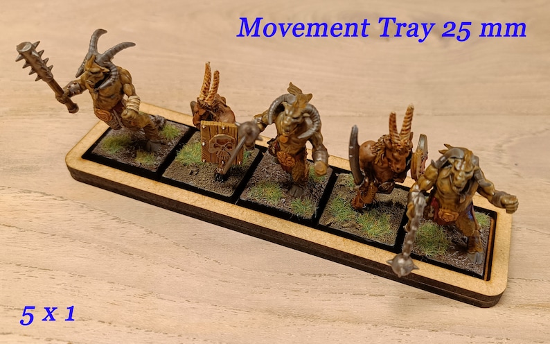 Puede incluir: Una bandeja de movimiento de madera para figuras en miniatura, con cinco espacios cuadrados de 25 mm. La bandeja est&aacute; hecha de madera y tiene un acabado marr&oacute;n oscuro. La bandeja est&aacute; etiquetada "Movement Tray 25 mm" y "5 x 1".