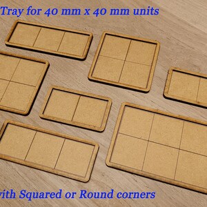 Puede incluir: Seis bandejas de movimiento de madera para unidades de 40 mm x 40 mm. Las bandejas tienen un patr&oacute;n de cuadr&iacute;cula y est&aacute;n disponibles con esquinas cuadradas o redondeadas.