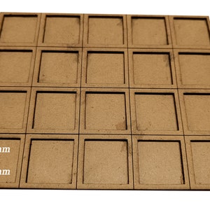 Może przedstawiać: Drewniana deska z 20 indywidualnymi kwadratowymi przegródkami, każda o wymiarach 20 mm x 20 mm. Deska jest ułożona w siatkę 5 x 4.