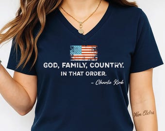 Camiseta sin mangas con cuello en V y espalda nadadora de la familia God Country In That Order, Charlie Kirk, rojo, blanco y azul