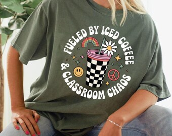 Camiseta Coffee & Chaos para profesores, regalo de fin de curso, taza de café, libros, ilustración de despertador