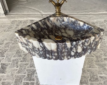Lavabo mural en marbre Calacatta Viola : vanité triangulaire