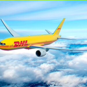 Może przedstawiać: Ż&oacute;łty samolot cargo DHL lecący nad chmurami. Samolot ma czerwony i ż&oacute;łty pas wzdłuż boku i logo DHL po stronie.