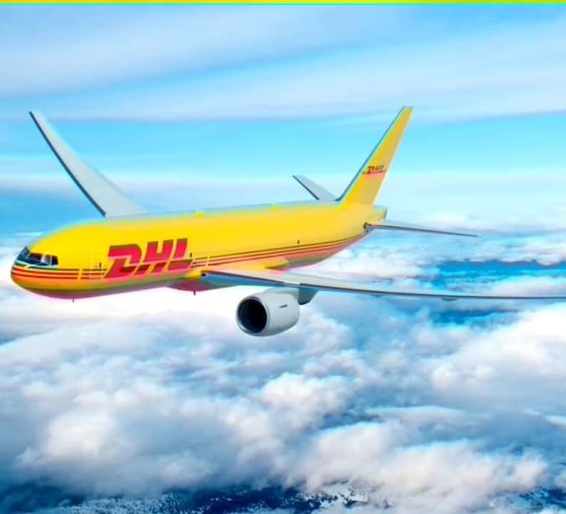 Może przedstawiać: Ż&oacute;łty samolot cargo DHL lecący nad chmurami. Samolot ma czerwony i ż&oacute;łty pas wzdłuż boku i logo DHL po stronie.